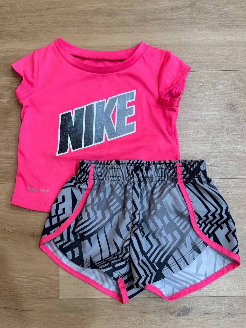 Baby Girl Nike Hot Pink Logo Tee and Gray Patterned Shorts Set - 12 Months - Picture 3 of 8